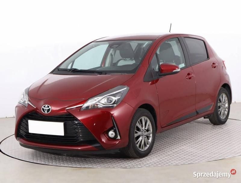 Używany Toyota Yaris 2017 Bordowy Hatchback