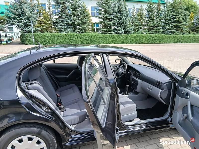 Czarny Używany 2003 Skoda Octavia Hatchback | 7900 zł (Drogi) - Obraz 1/4