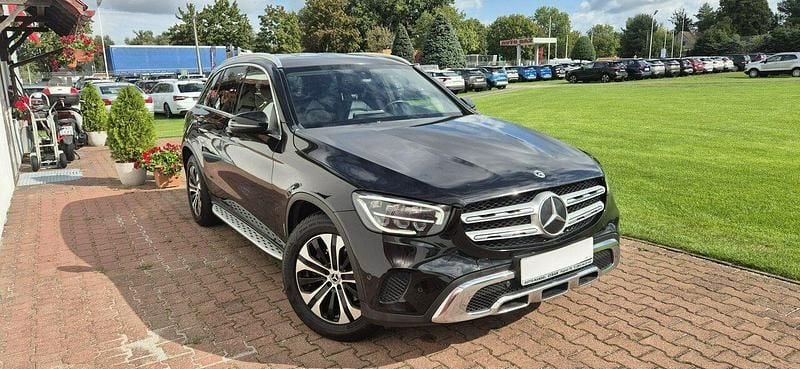 Używany Mercedes GLC200 163 KM (119 kW) 2021 Czarny SUV
