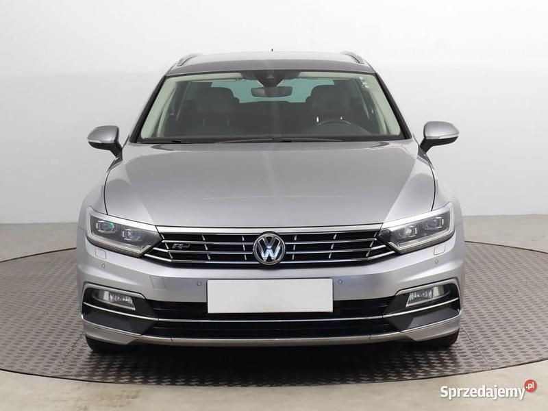 Srebrny Używany 2018 VW Passat Kombi | 71 999 zł (Uczciwa cena) - Obraz 1/4
