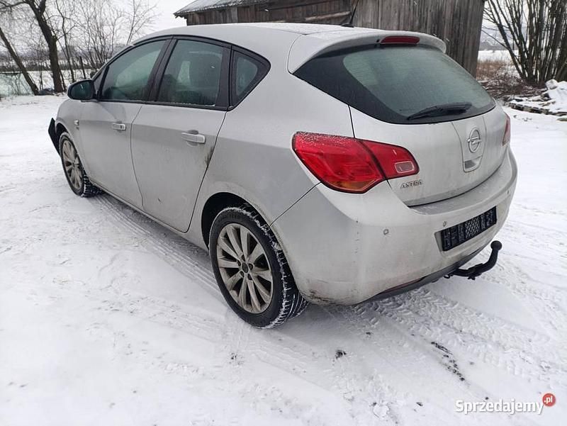 Używany Opel Astra 2012 Srebrny Hatchback