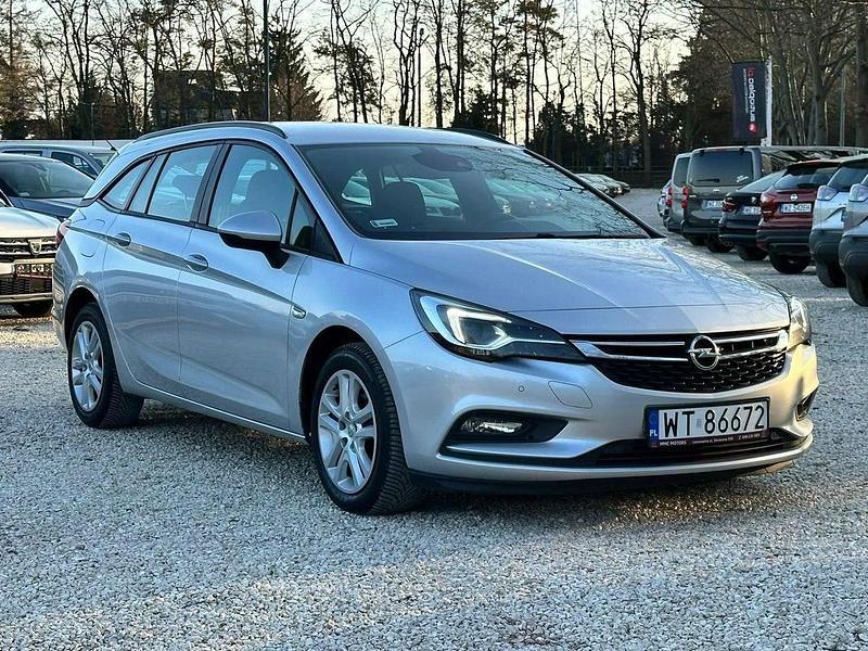 Srebrny (metalik) Używany 2017 Opel Astra Kombi | 34 800 zł (Dość drogi) - Obraz 1/4