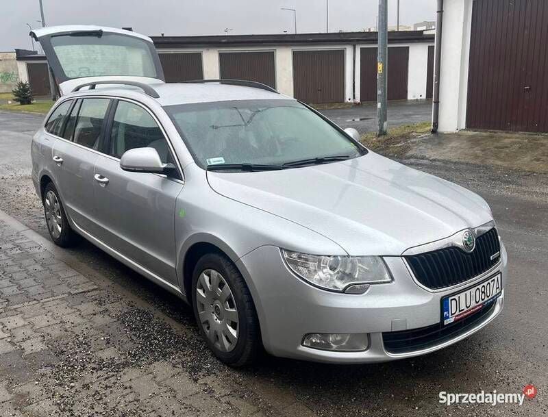 Używany Skoda Superb GreenLine 105 KM (77 kW) 2011 Srebrny Kombi