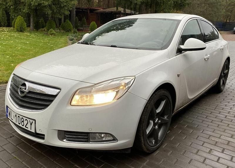 Biały Używany 2011 Opel Insignia Coupe | 24 990 zł - Obraz 1/4