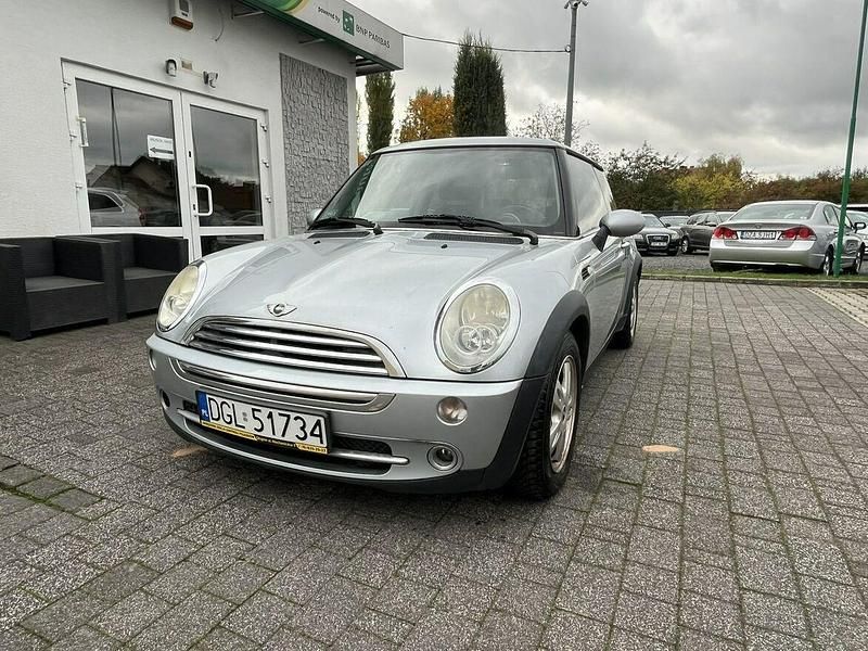 Srebrny (metalik) Używany 2004 Mini Cooper Hatchback | 11 600 zł (Uczciwa cena) - Obraz 1/4
