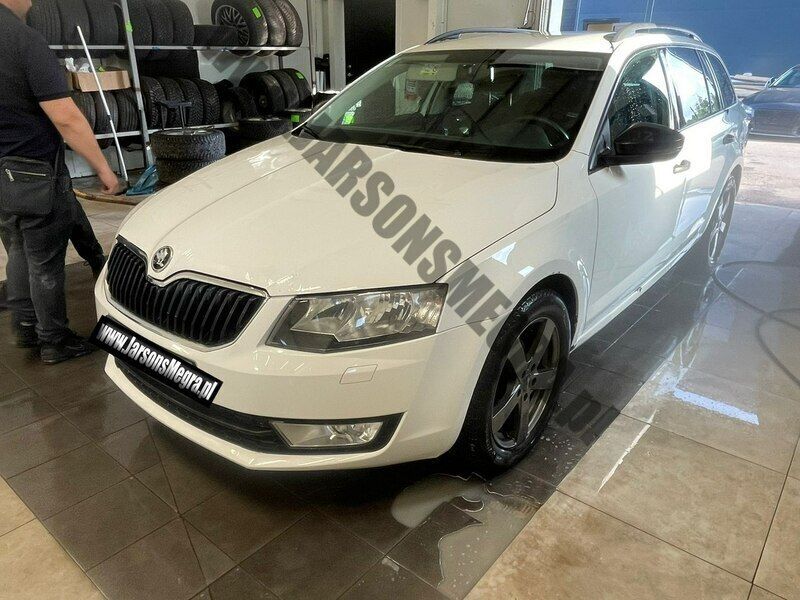 Biały Używany 2016 Skoda Octavia Kombi | 27 800 zł (Uczciwa cena) - Obraz 1/3