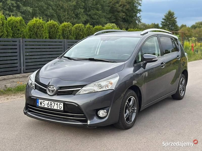 Szary Używany 2016 Toyota Verso Minivan | 52 900 zł - Obraz 1/4