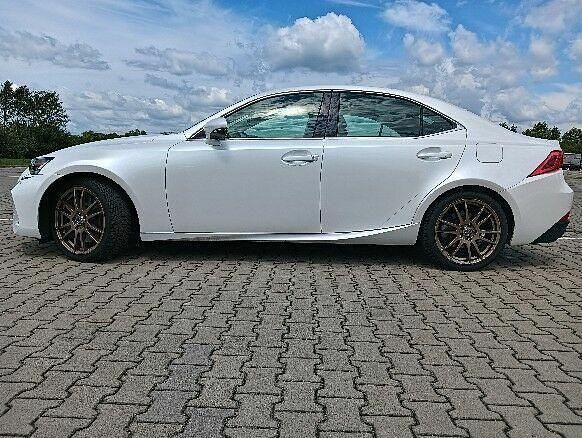 Biały Używany 2018 Lexus IS200 Sedan/Limuzyna | 85 400 zł - Obraz 1/4