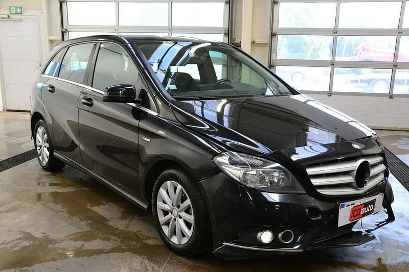 Czarny Używany 2012 Mercedes B180 Minivan | 14 500 zł - Obraz 1/4