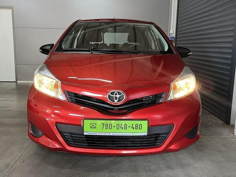 Używany Toyota Yaris 69 KM (50 kW) 2012 Bordowy SUV