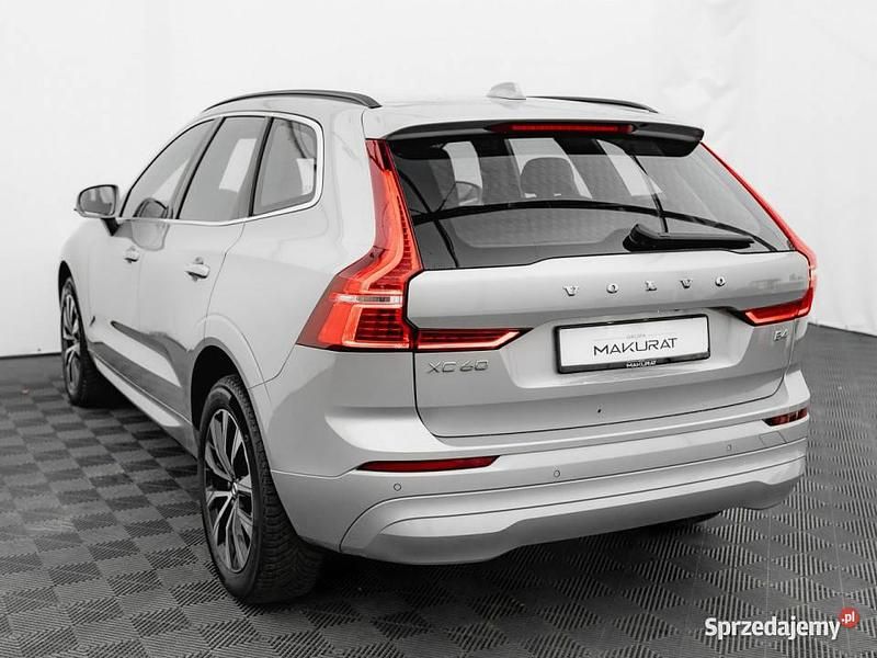 Używany Volvo XC60 Core 197 KM (144 kW) 2023 Srebrny (metalik) SUV