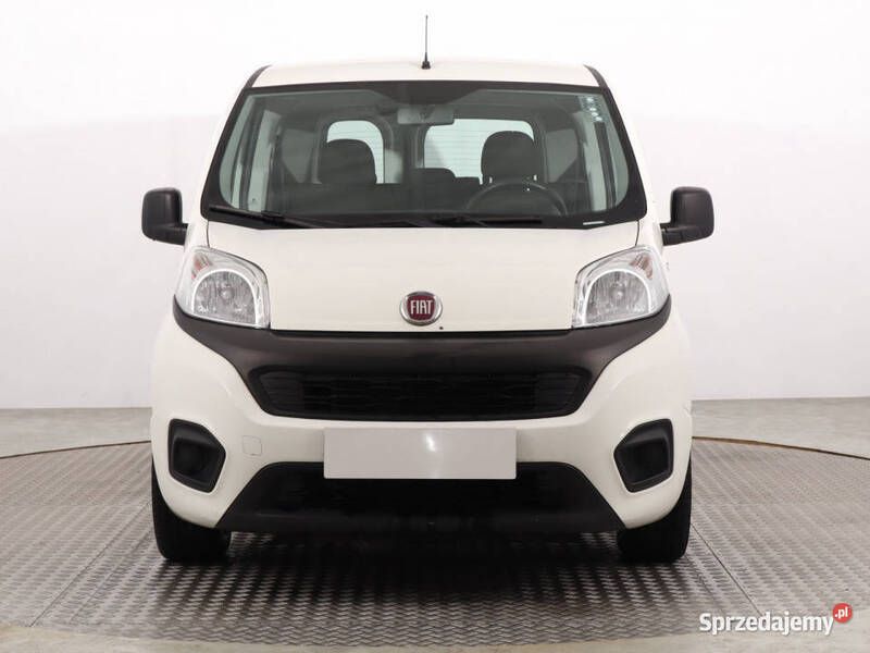 Biały Używany 2019 Fiat Qubo Trekking Minivan | 27 999 zł - Obraz 1/4