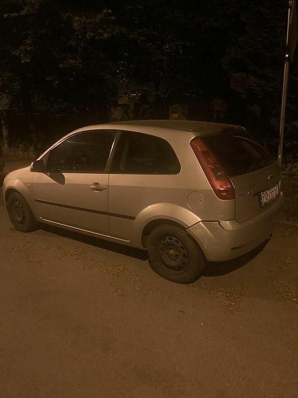Srebrny Używany 2005 Ford Fiesta Hatchback | 2700 zł (Uczciwa cena) - Obraz 1/2