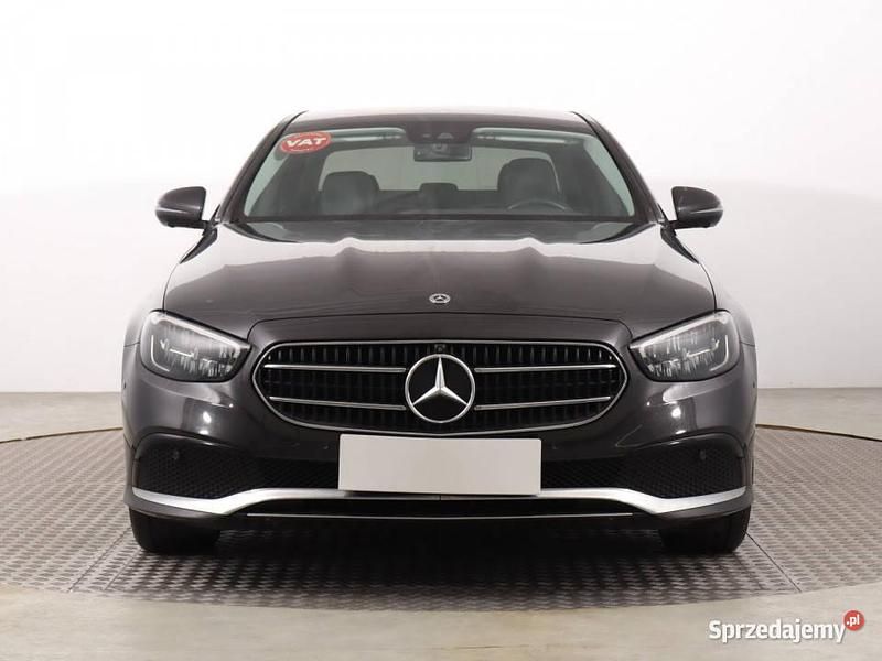 Używany Mercedes E220 2022 Czarny Sedan/Limuzyna