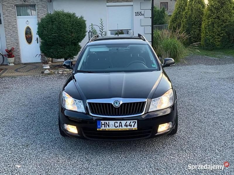 Czarny Używany 2011 Skoda Octavia Kombi | 19 900 zł (Uczciwa cena) - Obraz 1/4