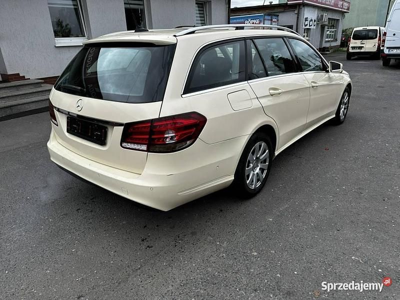 Beżowy Używany 2015 Mercedes E200 Kombi | 22 500 zł - Obraz 1/4