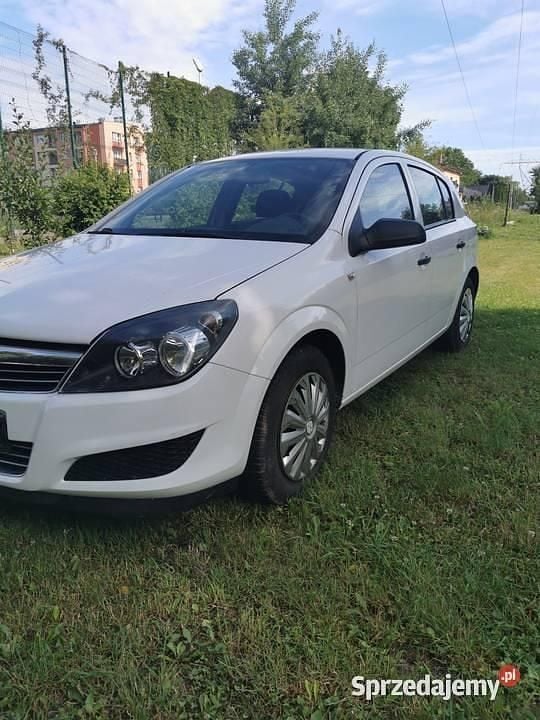 Biały Używany 2009 Opel Astra Hatchback | 11 800 zł (Uczciwa cena) - Obraz 1/4