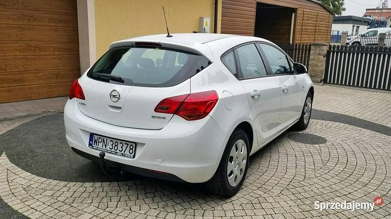 Używany Opel Astra 101 KM (74 kW) 2010 Biały (metalik) Hatchback