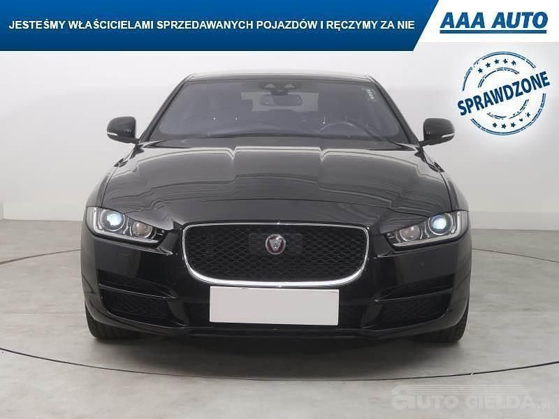 Używany Jaguar XE 2016 Czarny Sedan/Limuzyna