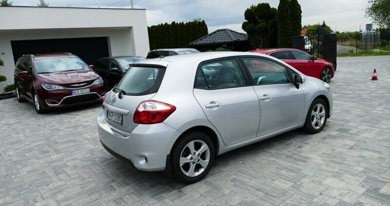 Używany Toyota Auris 132 KM (97 kW) 2010 Srebrny (metalik) Hatchback