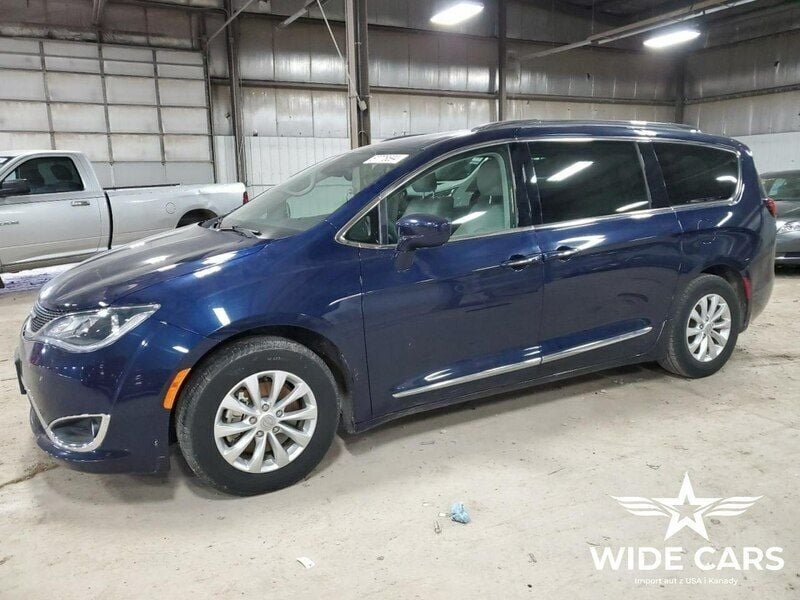 Niebieski (metalik) Używany 2018 Chrysler Pacifica Touring SUV | 46 100 zł - Obraz 1/4