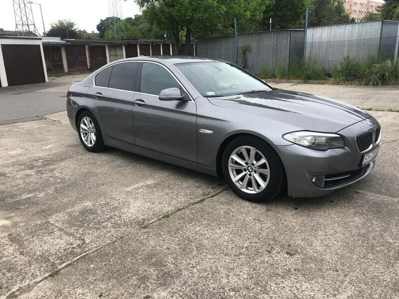 Szary (metalik) Używany 2011 BMW 520 Sedan/Limuzyna | 38 900 zł (Uczciwa cena) - Obraz 1/4