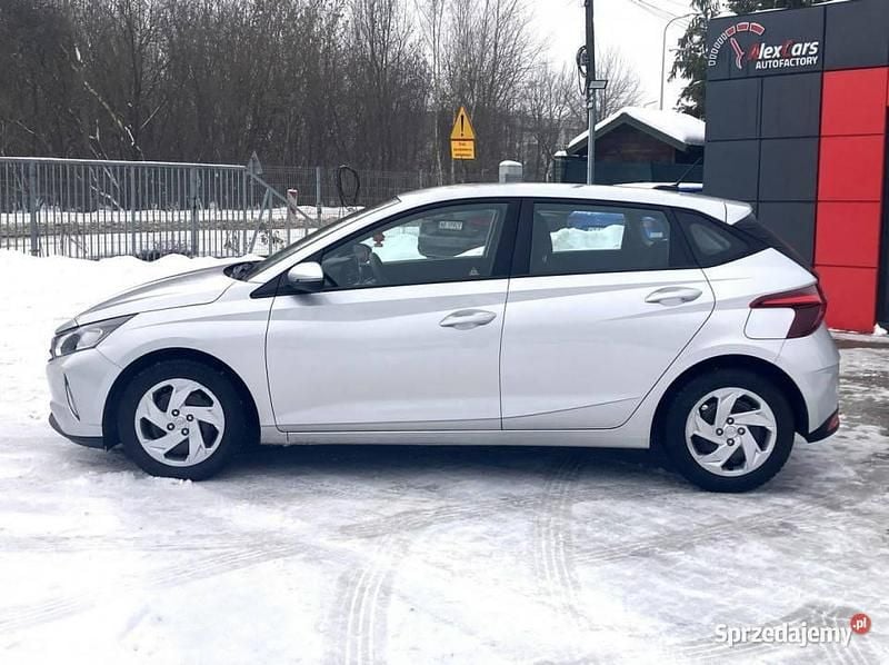 Używany Hyundai i20 100 KM (73 kW) 2022 Srebrny Hatchback