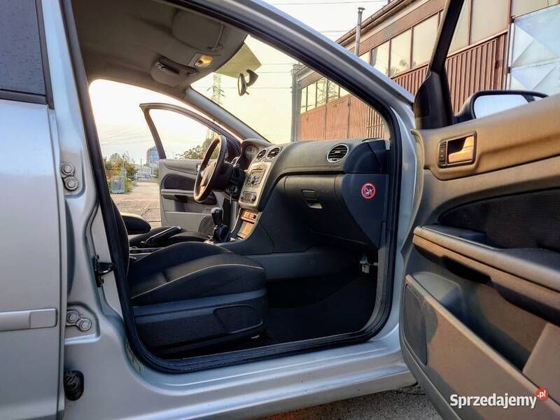 Używany Ford Focus 2006 Srebrny Hatchback