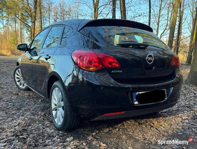 Używany Opel Astra 2010 Czarny Hatchback