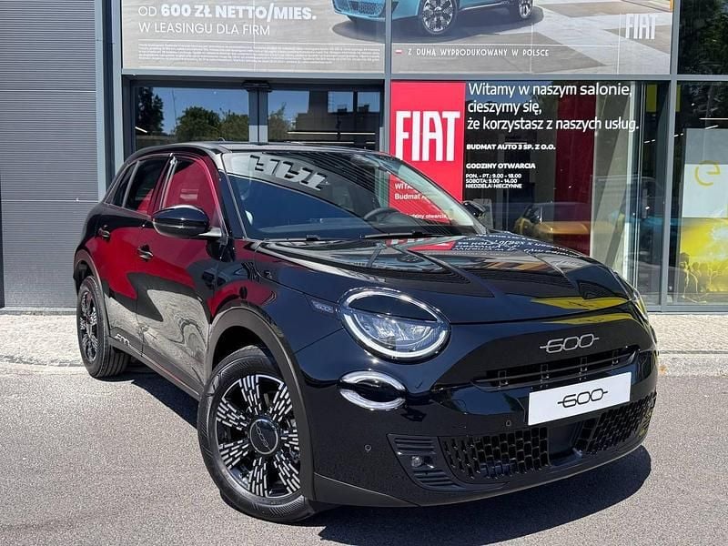 Lakier pastelowy czarny cinema Nowe 2025 Fiat 600 Pop SUV | 90 400 zł (Uczciwa cena) - Obraz 1/4