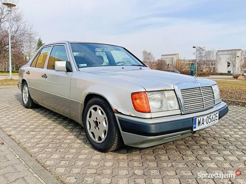 Srebrny Używany 1992 Mercedes E220 Sedan/Limuzyna | 5999 zł - Obraz 1/4