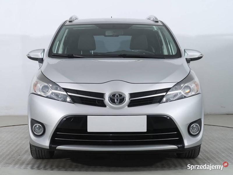 Srebrny Używany 2014 Toyota Verso Minivan | 42 999 zł (Uczciwa cena) - Obraz 1/4