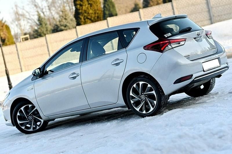Używany Toyota Auris Hybrid 99 KM (72 kW) 2017 Srebrny (metalik) Hatchback