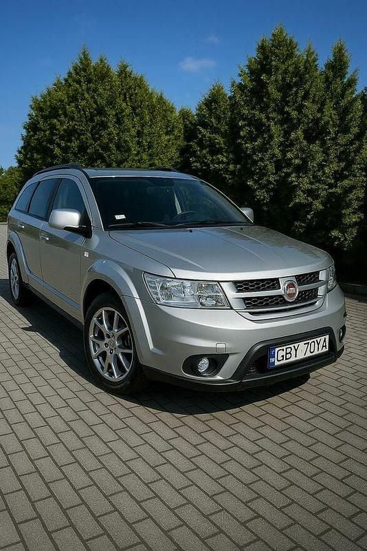 Srebrny Używany 2013 Fiat Freemont Lounge SUV | 34 000 zł (Uczciwa cena) - Obraz 1/4