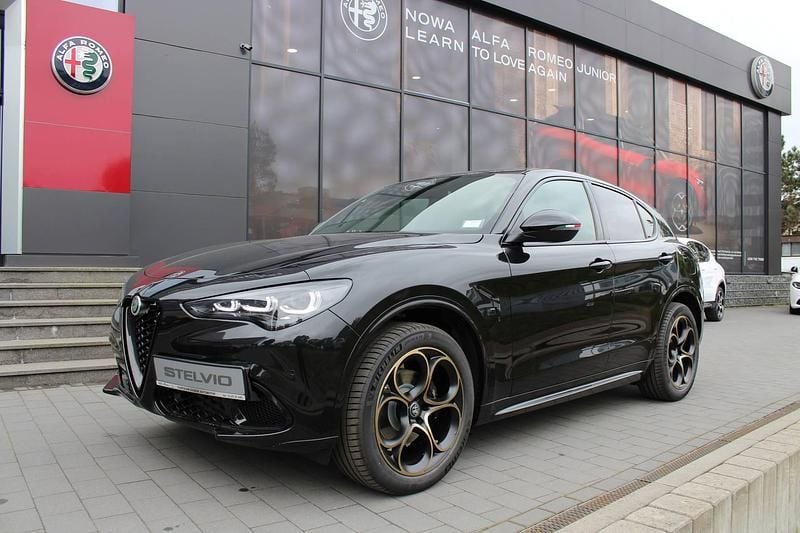 Lakier metalizowany czarny volcano black Nowe 2025 Alfa Romeo Stelvio SUV | 239 900 zł - Obraz 1/4