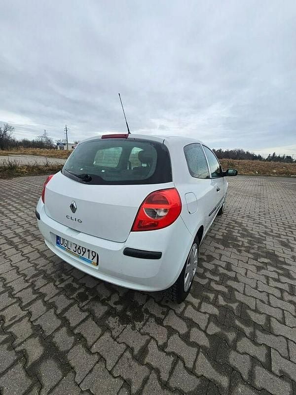 Używany Renault Clio II 68 KM (50 kW) 2008 Biały Hatchback