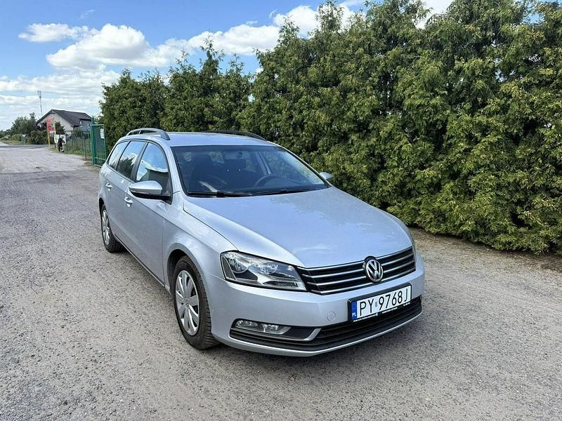 Srebrny Używany 2011 VW Passat Kombi | 17 000 zł (Uczciwa cena) - Obraz 1/4
