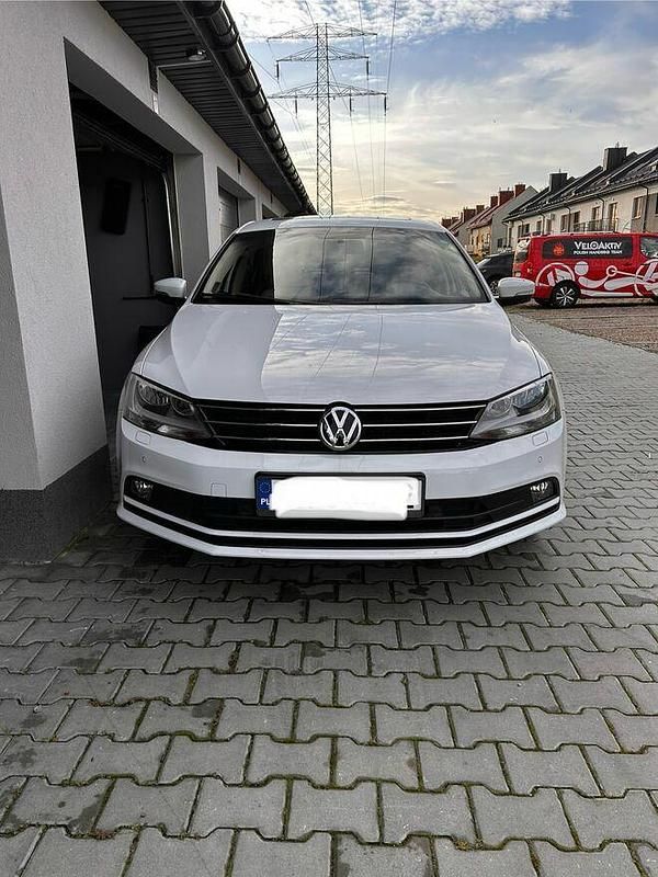 Biały Używany 2015 VW Jetta Sedan/Limuzyna | 50 000 zł - Obraz 1/4