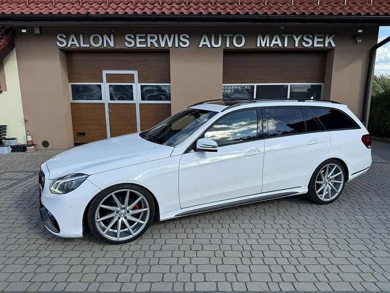 Biały Używany 2016 Mercedes E220 AMG Kombi | 72 900 zł - Obraz 1/4