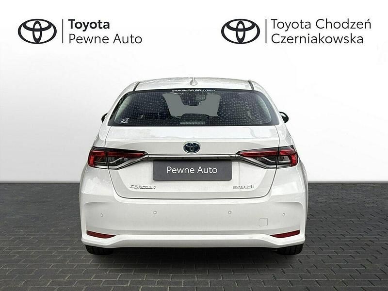 Używany Toyota Corolla Comfort 122 KM (89 kW) 2021 Biały Sedan/Limuzyna