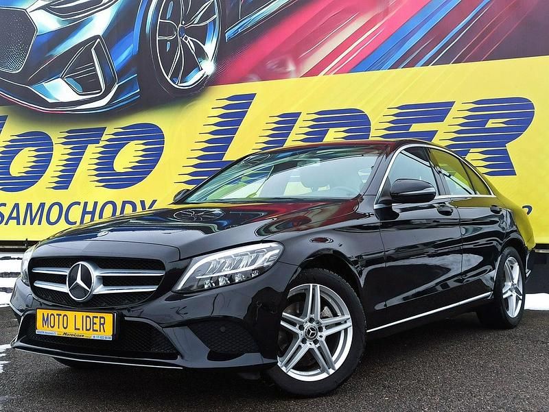 Używany Mercedes C180 156 KM (114 kW) 2020 Czarny Sedan/Limuzyna
