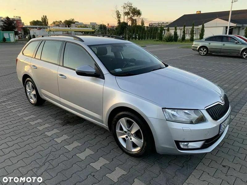 Brązowobeżowy Używany 2016 Skoda Octavia Ambition Kombi | 30 850 zł (Uczciwa cena) - Obraz 1/4
