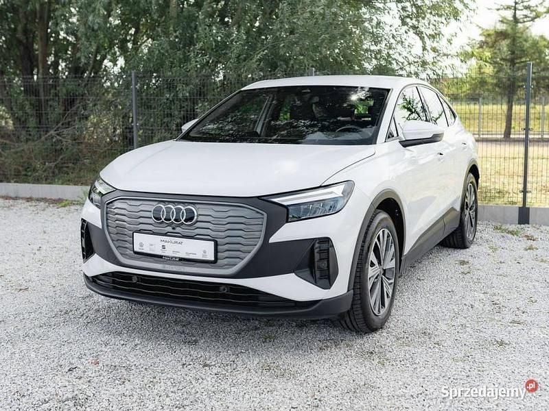 Biały Używany 2023 Audi Q4 Sportback e-tron Ambiente SUV | 138 700 zł - Obraz 1/4