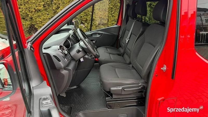 Używany Opel Vivaro 2017 Czerwony Minivan