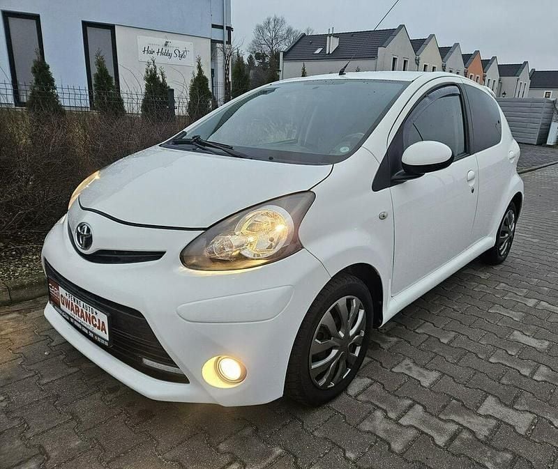 Używany Toyota Aygo 68 KM (50 kW) 2013 Biały Hatchback