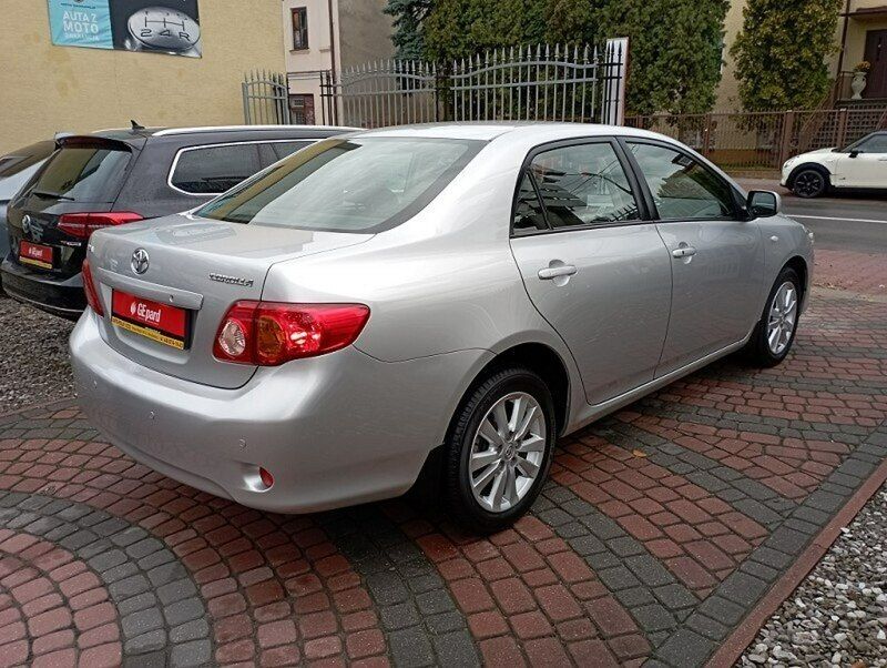 Używany Toyota Corolla 124 KM (91 kW) 2007 Srebrny (metalik) Sedan/Limuzyna