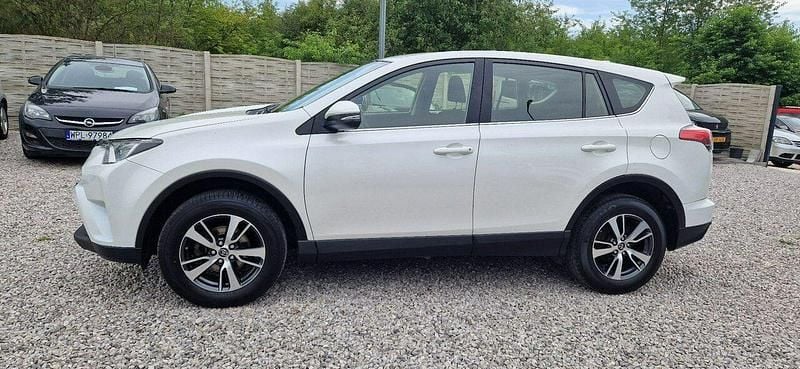 Używany Toyota RAV4 143 KM (105 kW) 2017 Biały SUV