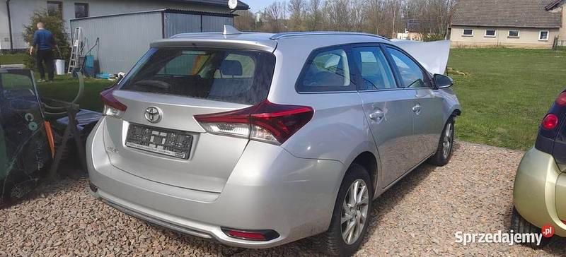 Srebrny Używany 2018 Toyota Auris Kombi | 9900 zł - Obraz 1/3