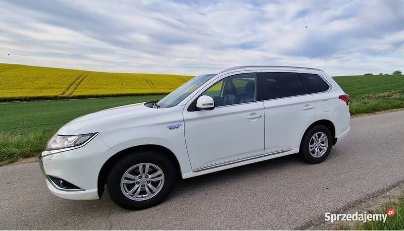 Używany Mitsubishi Outlander P-HEV 121 KM (88 kW) 2016 Biały SUV