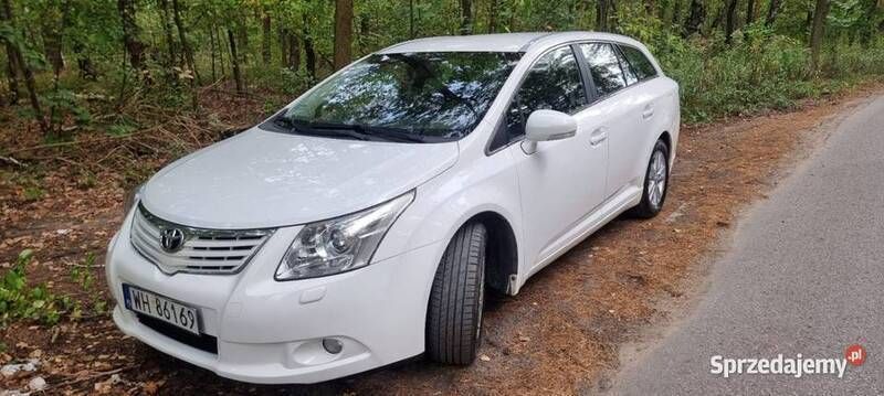 Biały Używany 2010 Toyota Avensis Kombi | 25 000 zł (Uczciwa cena) - Obraz 1/4